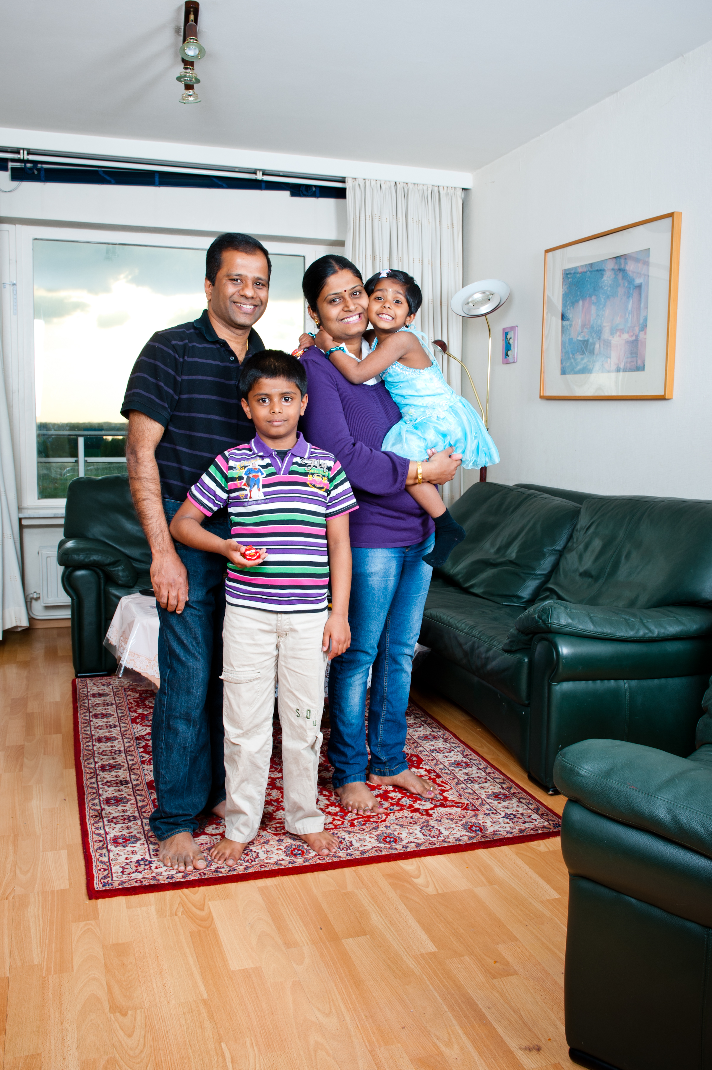 Somu (37), Saveetha (31) Balasundar en GokulRam (7) en Deekshana (4) - huurders IT consultant (expat) en huisvrouw, wonen hier 1 jaar 11e verdieping 
